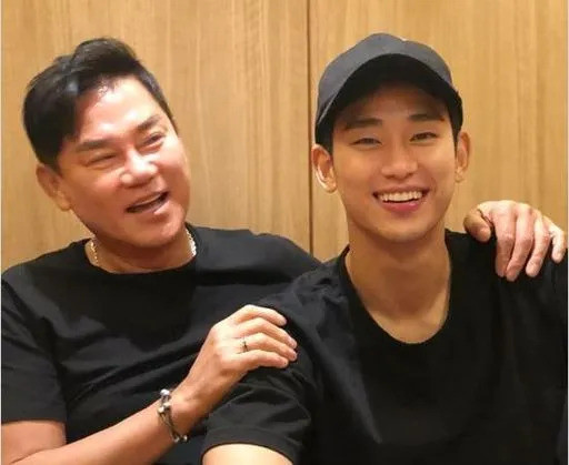 Kim Soo Hyun (phải) và bố (trái).