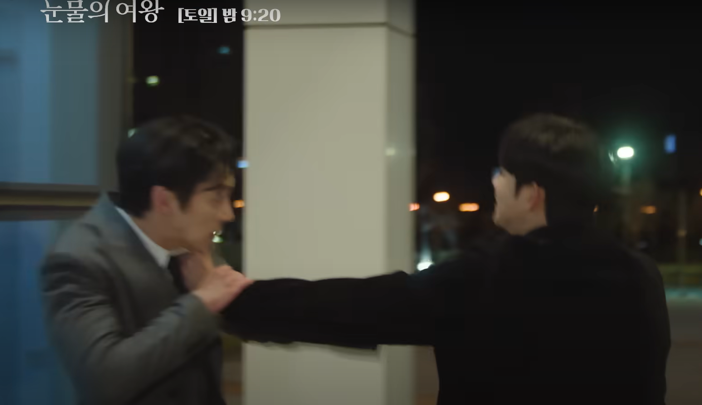 Sau buổi họp báo, Hyun Woo có lẽ sẽ một lần nữa nói chuyện với Yoon Eun Sung. Đoạn teaser lướt qua trông như Baek Hyun Woo lao tới nắm cổ áo và muốn cho hắn một trận. Sau buổi họp báo, Hyun Woo có lẽ sẽ một lần nữa nói chuyện với Yoon Eun Sung. Đoạn teaser lướt qua trông như Baek Hyun Woo lao tới nắm cổ áo và muốn cho hắn một trận.