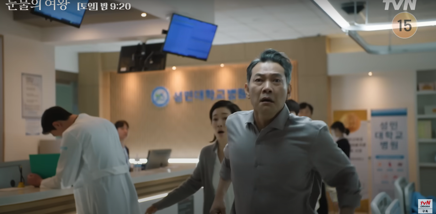 Người nhà Baek - Hong vội vã vào bệnh viện. Mẹ của Hae In đã khóc gục bên chồng. Người nhà Baek - Hong vội vã vào bệnh viện. Mẹ của Hae In đã khóc gục bên chồng.