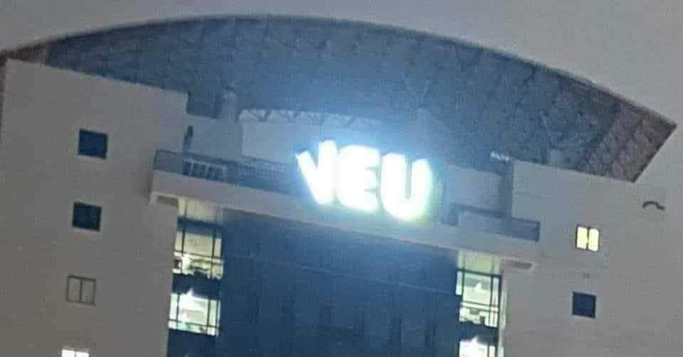 Biển chữ "N" bị xiêu vẹo, biến thành "V" vì gió bão. - Ảnh: Khánh Tú Biển chữ "N" bị xiêu vẹo, biến thành "V" vì gió bão. - Ảnh: Khánh Tú