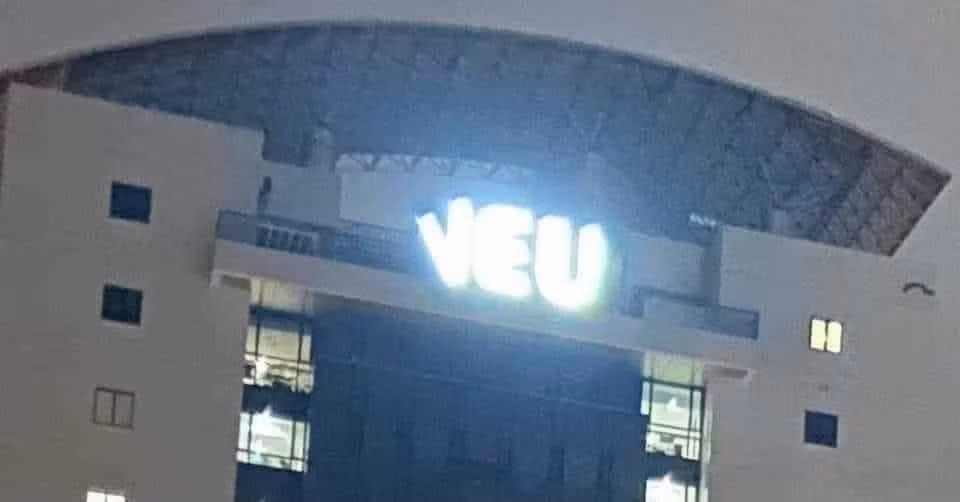 Biển chữ "N" bị xiêu vẹo, biến thành "V" vì gió bão. - Ảnh: Khánh Tú