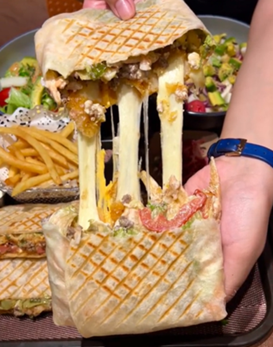 Bánh tacos Pháp đẫm nhân với phô mai kéo sợi. - Nguồn: @fancywithtrang_ Bánh tacos Pháp đẫm nhân với phô mai kéo sợi. - Nguồn: @fancywithtrang_