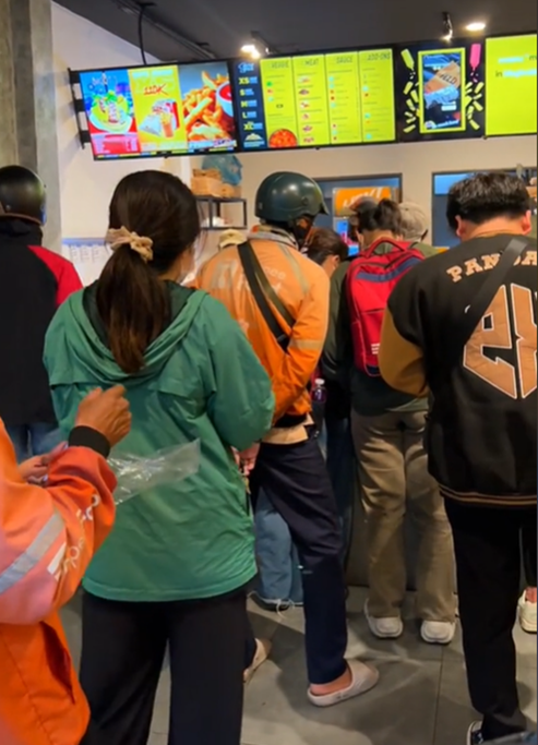 Dưới phần bình luận, nhiều cư dân mạng đã phát hiện cửa hàng nơi Võ Hà Linh đặt bánh. Cửa hàng này hiện liên tục rơi vào tình trạng khách hàng đông ngùn ngụt. - Nguồn: @nguyenhimatto Dưới phần bình luận, nhiều cư dân mạng đã phát hiện cửa hàng nơi Võ Hà Linh đặt bánh. Cửa hàng này hiện liên tục rơi vào tình trạng khách hàng đông ngùn ngụt. - Nguồn: @nguyenhimatto