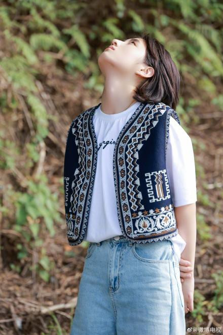 Trong chương trình thực tế Hướng Về Cuộc Sống, Trương Tử Phong cũng trổ tài phối đồ “chuẩn như sách giáo khoa”.