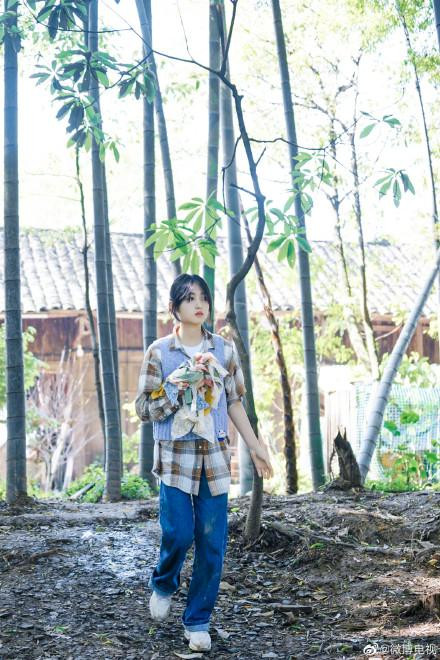 Có thể thấy nữ diễn viên thường nghiêng về phong cách đơn giản, menswear với các món đồ có hoạ tiết, màu sắc phá cách đến từ các thương hiệu Claudie Pierlot, Ahh, Etro, Hogan, Random Event...