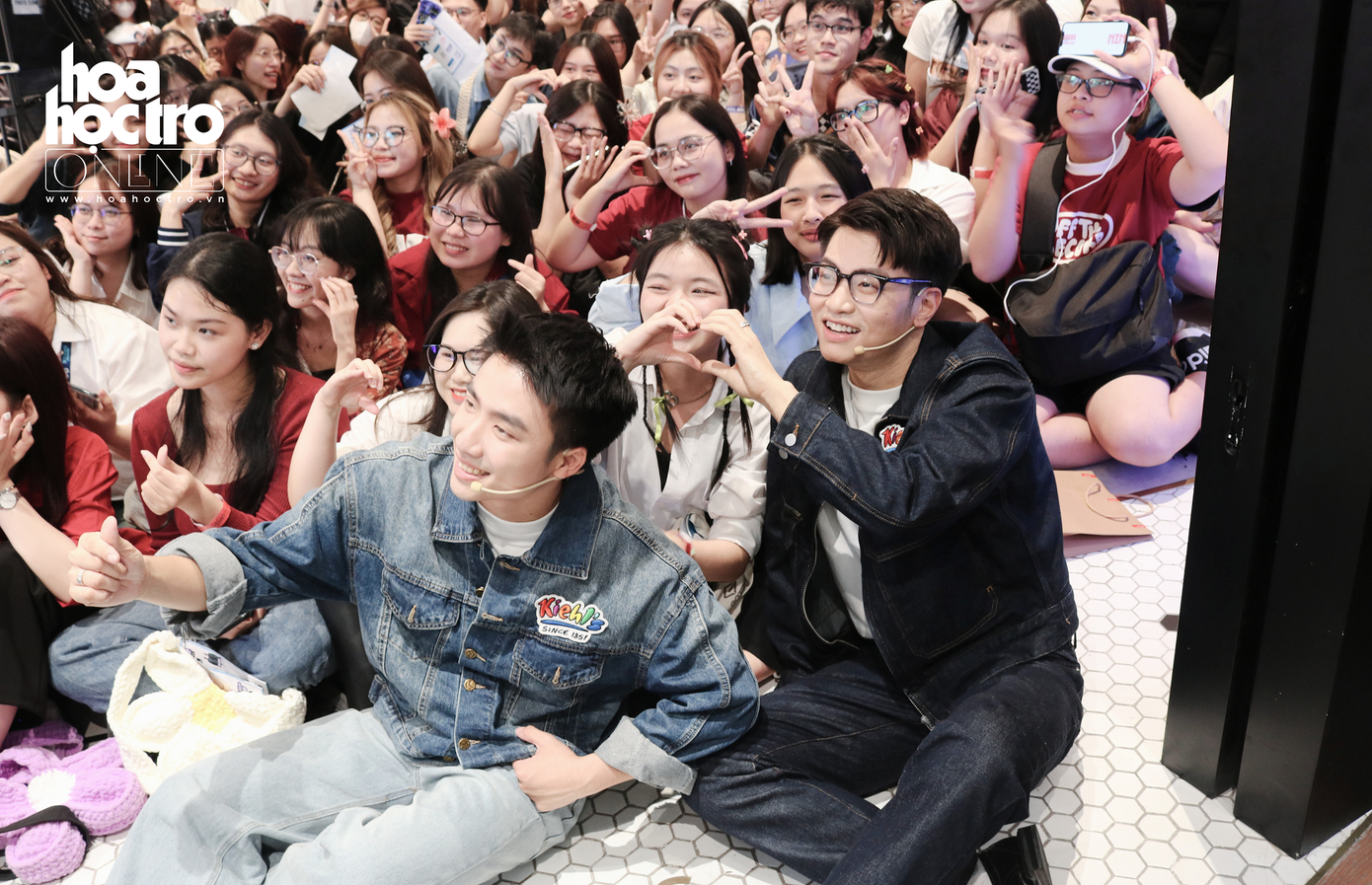 Bắt gặp Ninh Anh Bùi ghép tim với người khác phía sau Nguyễn Tùng Dương. Nhưng có lẽ sẽ ổn thôi vì đó là "nhân viên kỳ cựu" của Ninh Dương Story. Bắt gặp Ninh Anh Bùi ghép tim với người khác phía sau Nguyễn Tùng Dương. Nhưng có lẽ sẽ ổn thôi vì đó là "nhân viên kỳ cựu" của Ninh Dương Story.