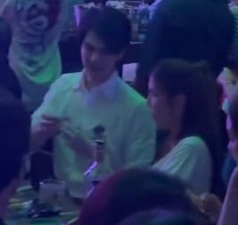 Mile và Nan bị bắt gặp ở quán bar khi vài giờ trước anh mới đăng trạng thái xin lỗi. Mile và Nan bị bắt gặp ở quán bar khi vài giờ trước anh mới đăng trạng thái xin lỗi.