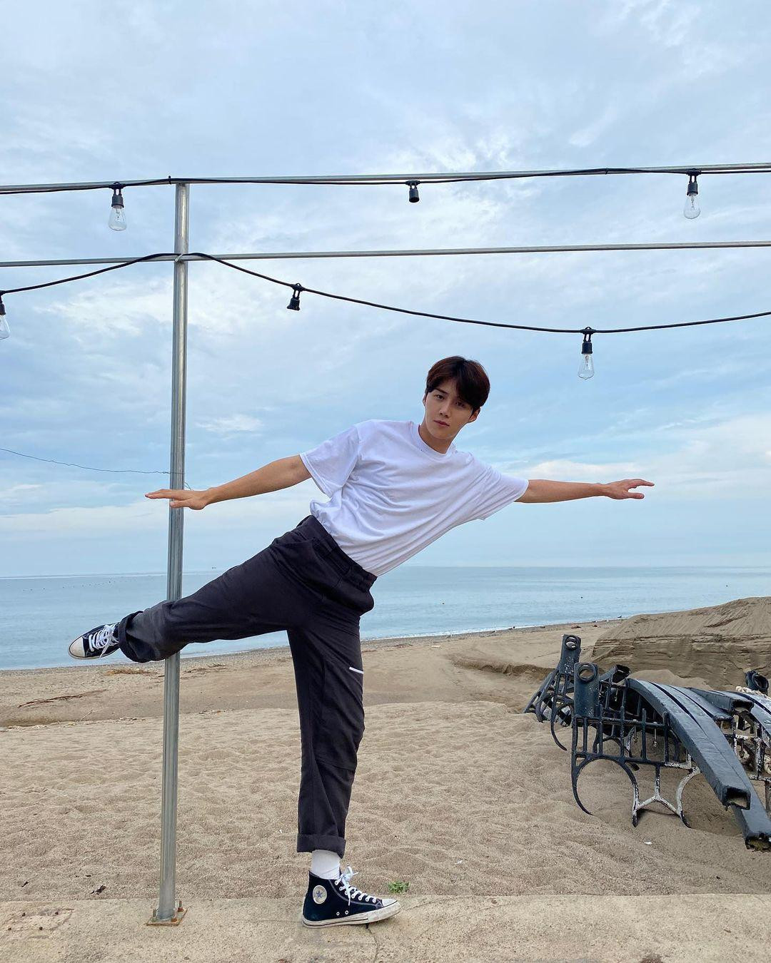 Vượt qua chướng ngại tâm lý thuở nhỏ, Kim Seon Ho hiện tại là chàng trai &quot;má lúm&quot; ấm áp nhưng không kém phần &quot;lầy lội&quot; nơi hậu trường, &quot;cây hài&quot; trong các chương trình anh tham gia.