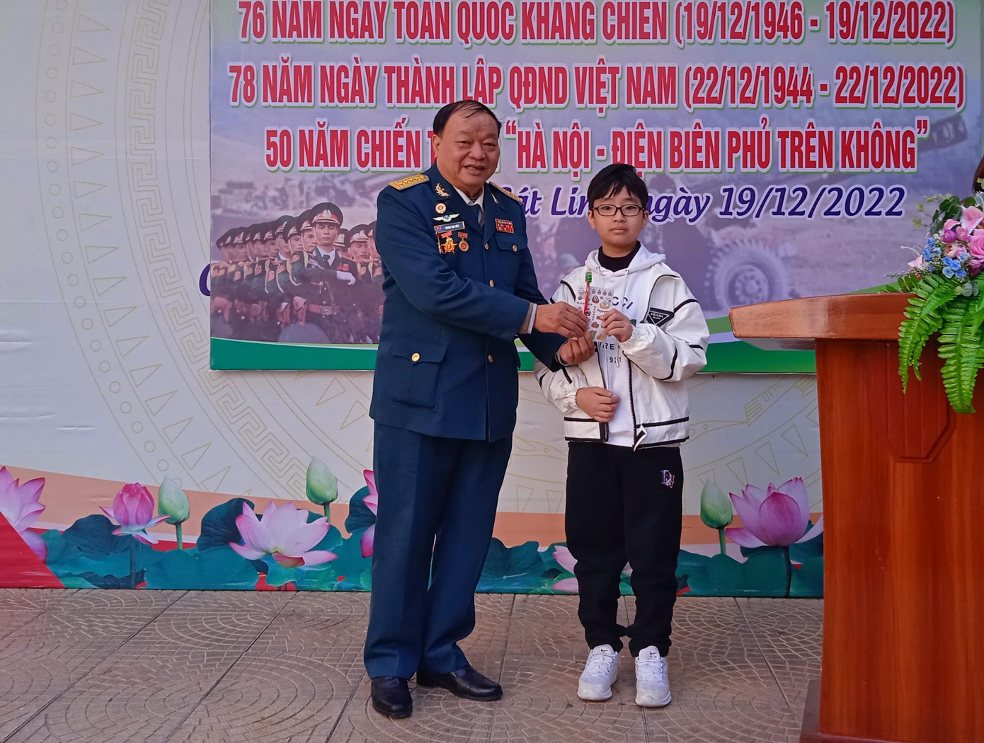 Cậu bạn Quang Đông (lớp 4G) đã chạy nhanh về phía sân khấu, trả lời đúng câu hỏi &quot;Vì sao lại gọi là chiến thắng Điện Biên Phủ trên không?&quot;, cũng là học sinh giành được phần quà cuối cùng.