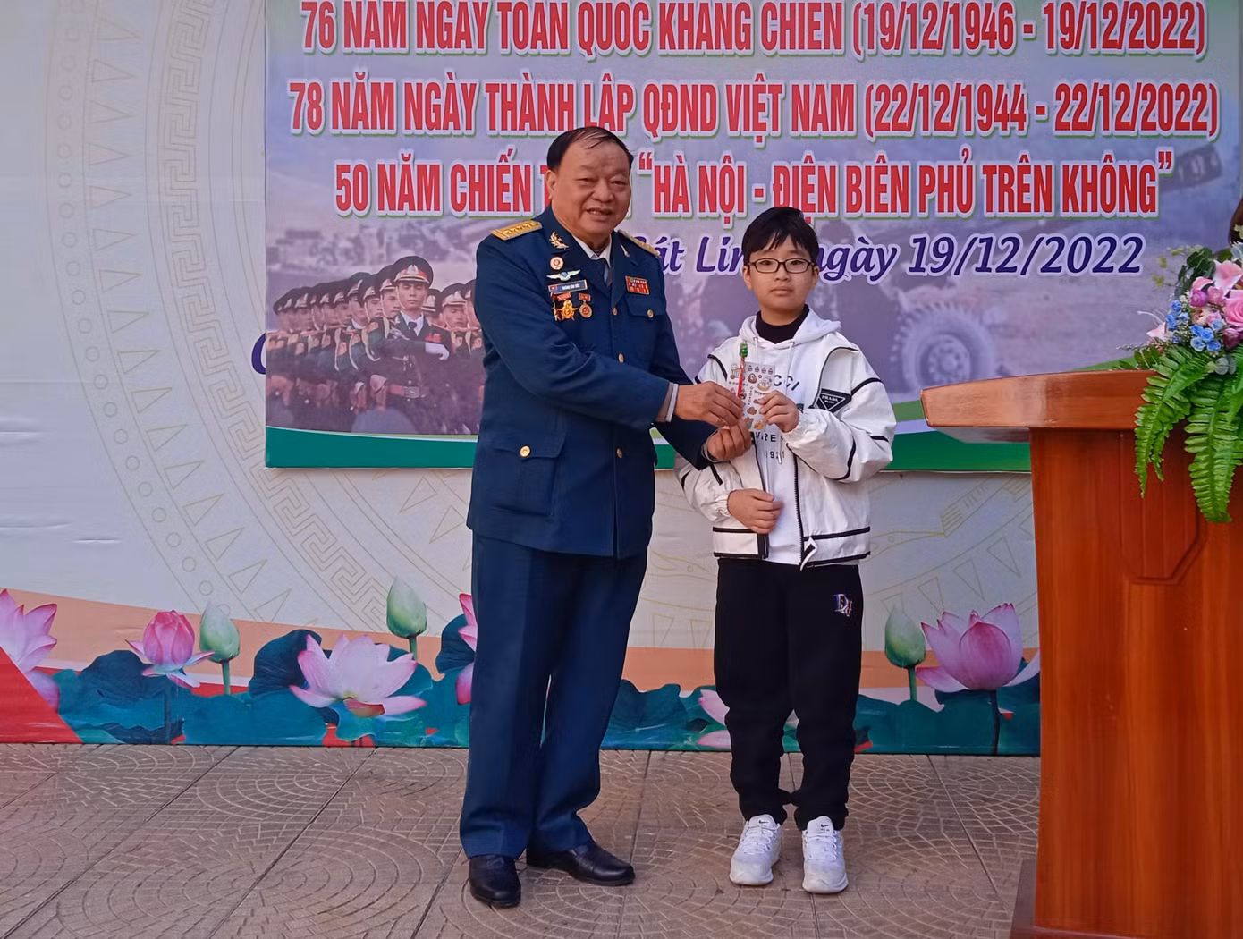 Cậu bạn Quang Đông (lớp 4G) đã chạy nhanh về phía sân khấu, trả lời đúng câu hỏi "Vì sao lại gọi là chiến thắng Điện Biên Phủ trên không?", cũng là học sinh giành được phần quà cuối cùng.
