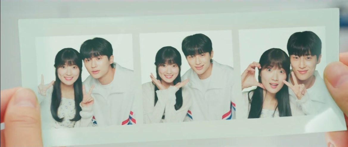 Một trong 3 bức hình này đã xuất hiện trên bàn của Sun Jae ở năm 2023, chứng tỏ hành động quá khứ của Sol có thể thay đổi hiện tại. Một trong 3 bức hình này đã xuất hiện trên bàn của Sun Jae ở năm 2023, chứng tỏ hành động quá khứ của Sol có thể thay đổi hiện tại.