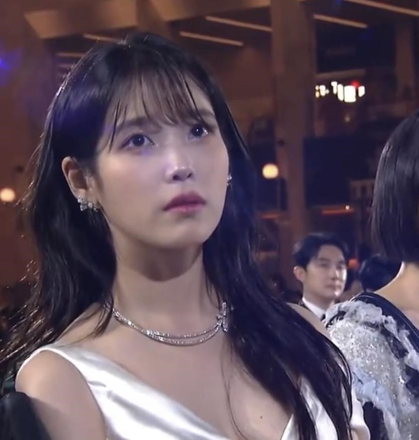 Chỉ vô tình được camera lướt qua, IU vẫn khiến người hâm mộ phải “đổ đứ đừ”, với nét đẹp trong trẻo, hài hòa. Chỉ vô tình được camera lướt qua, IU vẫn khiến người hâm mộ phải “đổ đứ đừ”, với nét đẹp trong trẻo, hài hòa.