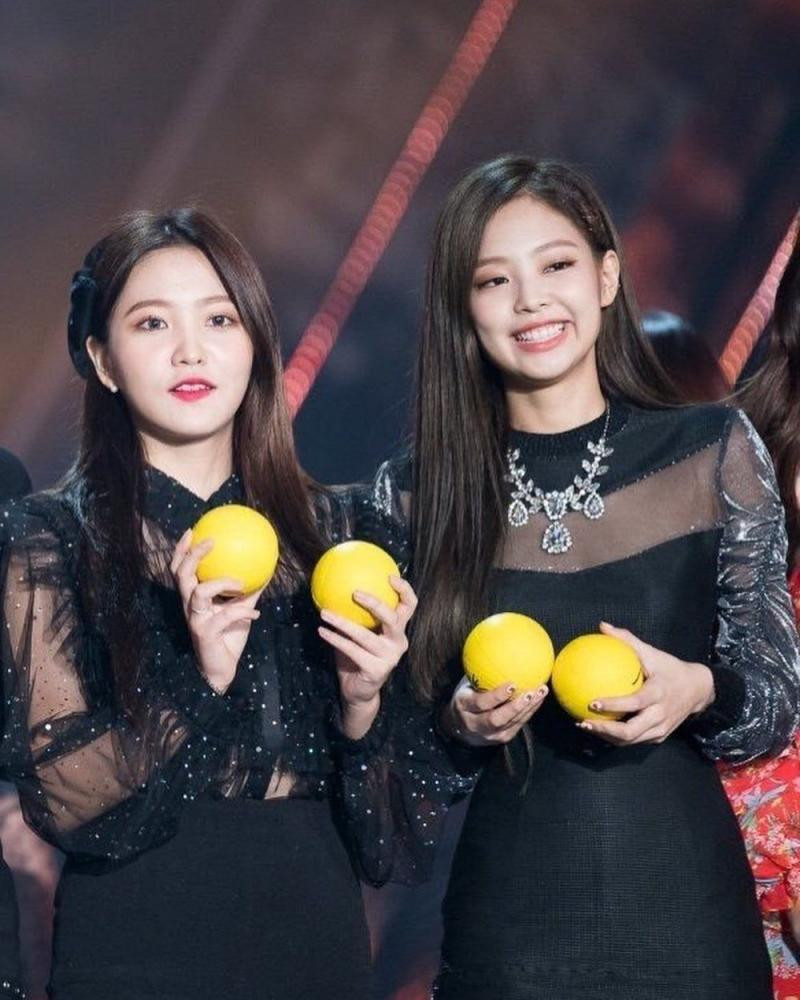 Người hâm mộ đều biết Yeri và Jennie là cặp chị em thân thiết. Những bài viết chỉ trích Yeri cố ý bắt chước Jennie khiến fan tức giận vì cho rằng có thể khiến cả hai khó xử khi gặp nhau và làm fan hai bên bất hòa. Người hâm mộ đều biết Yeri và Jennie là cặp chị em thân thiết. Những bài viết chỉ trích Yeri cố ý bắt chước Jennie khiến fan tức giận vì cho rằng có thể khiến cả hai khó xử khi gặp nhau và làm fan hai bên bất hòa.