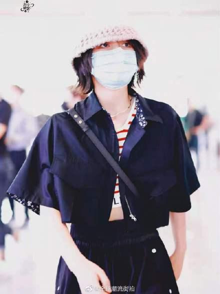 Một trong những trang phục tiêu biểu cho phong cách phối màu của Trương Tử Phong là bộ đồ từ hãng thời trang Baby Ghost, phối cùng crop-top của CELINE và giày Louis Vuitton.