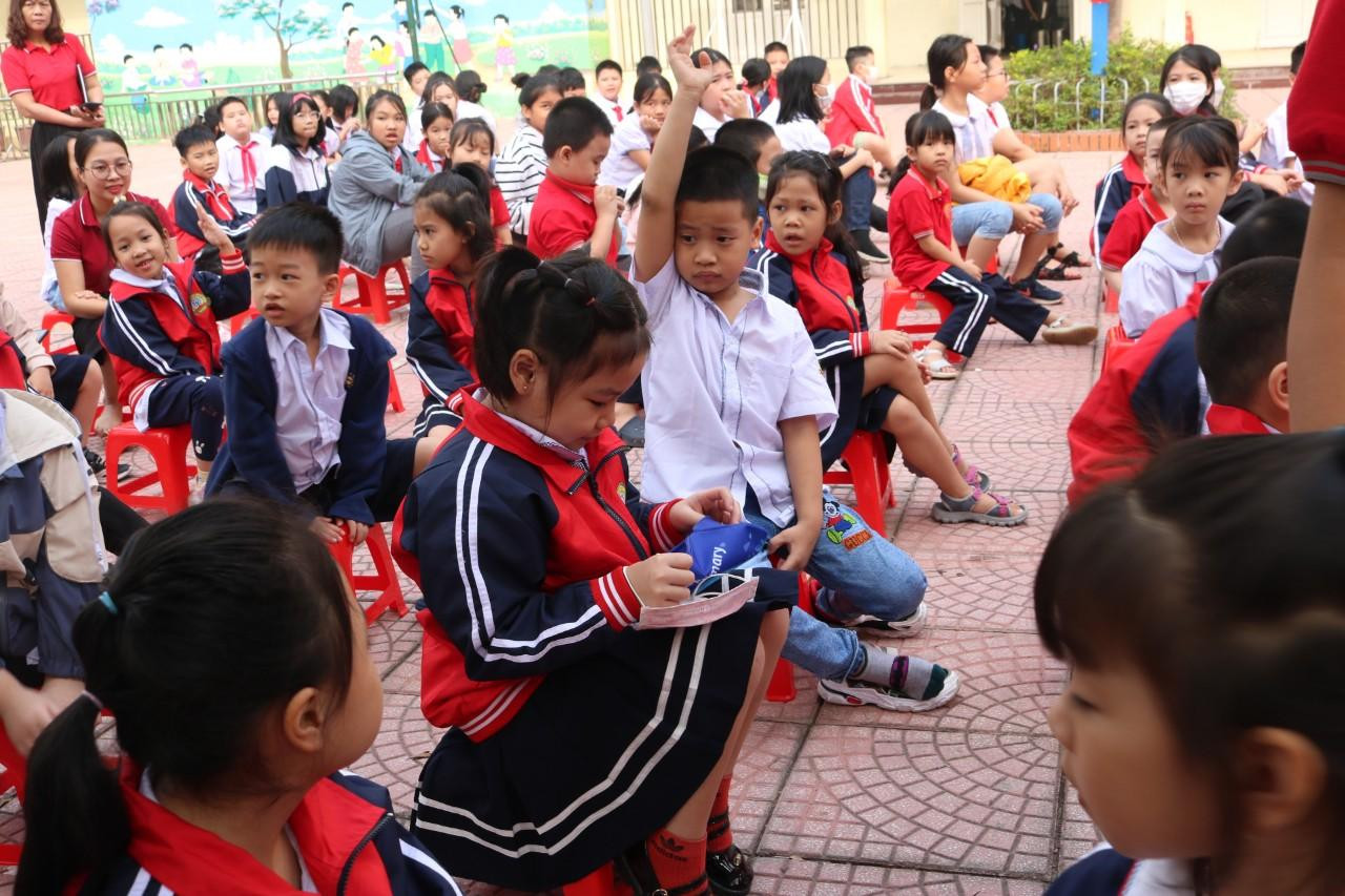 Cô bạn Trâm Anh (lớp 1A4) thích thú với món quà... Cô bạn Trâm Anh (lớp 1A4) thích thú với món quà...