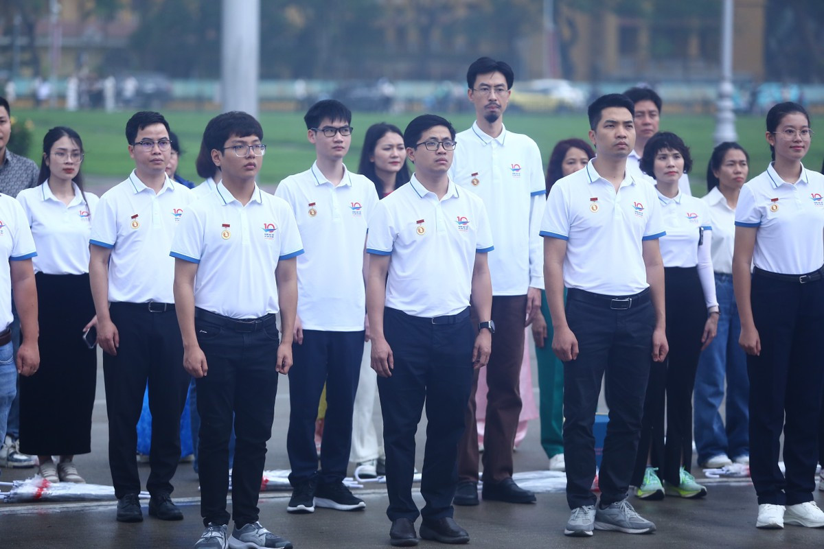 Sau lễ báo công, đoàn đại biểu đã thành kính dâng vòng hoa vào Lăng viếng Chủ tịch Hồ Chí Minh.