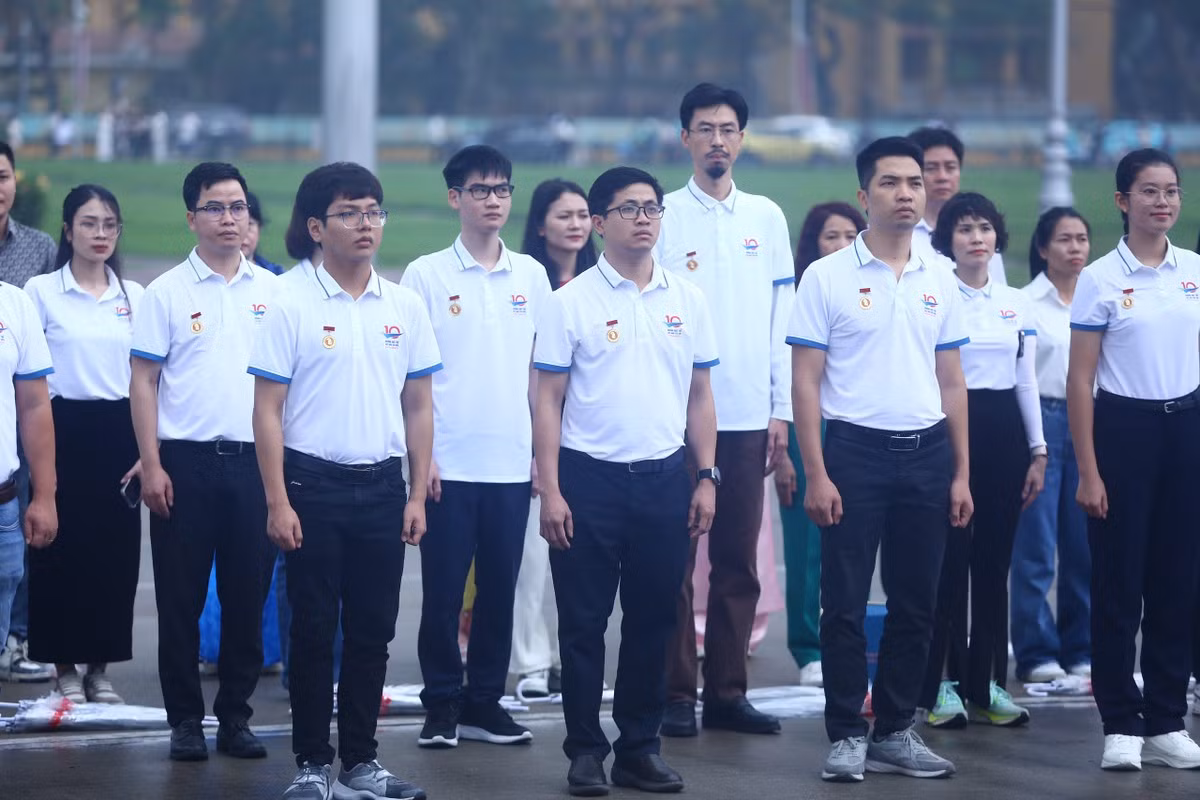 Sau lễ báo công, đoàn đại biểu đã thành kính dâng vòng hoa vào Lăng viếng Chủ tịch Hồ Chí Minh.