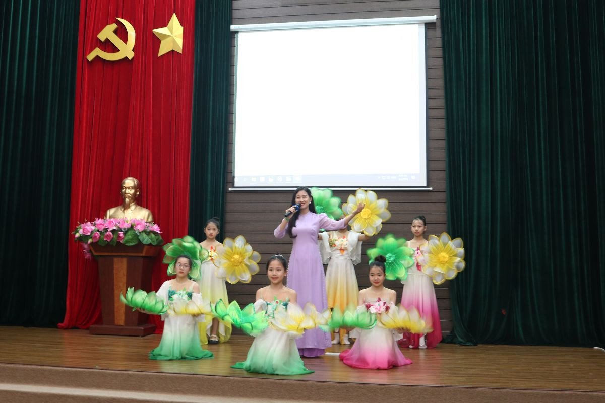 Mở đầu chương trình là loạt tiết mục lấy cảm hứng đất nước, dân tộc khiến các khán giả nhí tại hội trường không thể rời mắt.