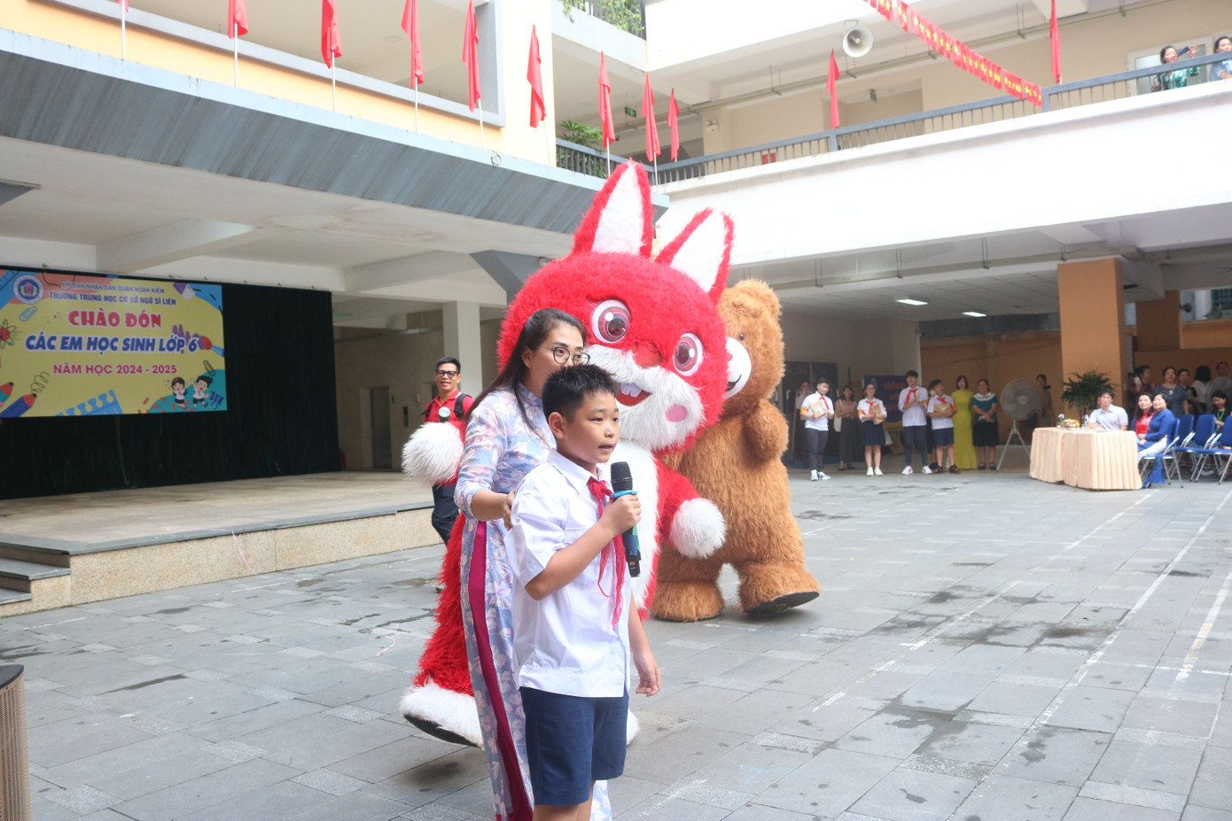 Ngoài ra, còn một câu hỏi phụ về địa chỉ của trường THCS Ngô Sĩ Liên cũng chẳng làm khó được tween. Ngoài ra, còn một câu hỏi phụ về địa chỉ của trường THCS Ngô Sĩ Liên cũng chẳng làm khó được tween.