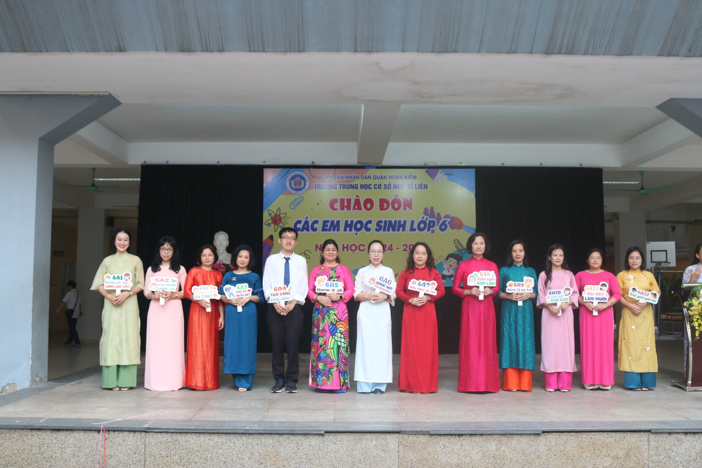 13 thầy, cô giáo chủ nhiệm ra mắt tween, khiến các bạn phấn khích với slogan độc đáo mỗi lớp một nét riêng. 13 thầy, cô giáo chủ nhiệm ra mắt tween, khiến các bạn phấn khích với slogan độc đáo mỗi lớp một nét riêng.