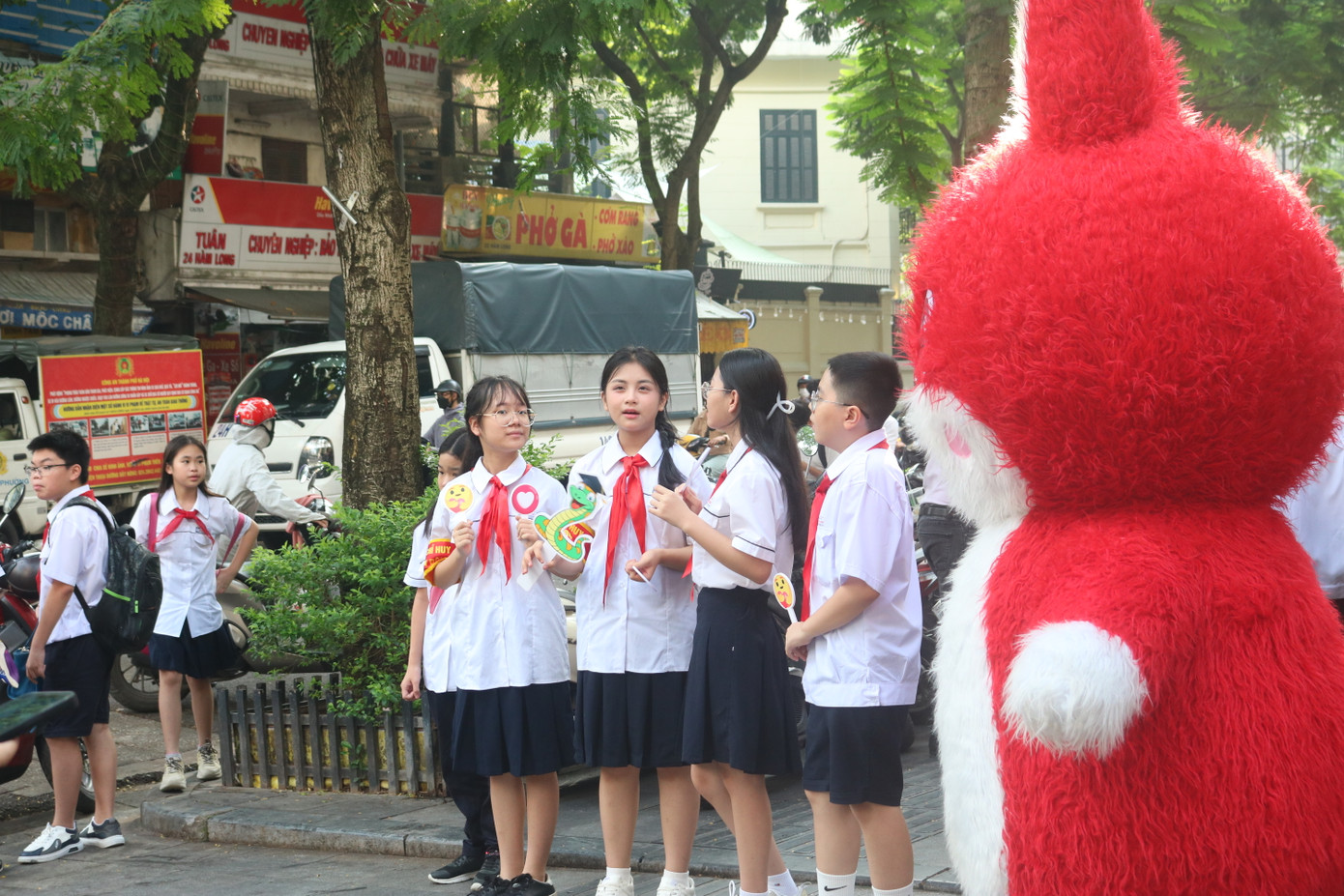 Nhiều bạn tới trường sớm đảo mắt tìm bạn quen. Nhiều bạn tới trường sớm đảo mắt tìm bạn quen.