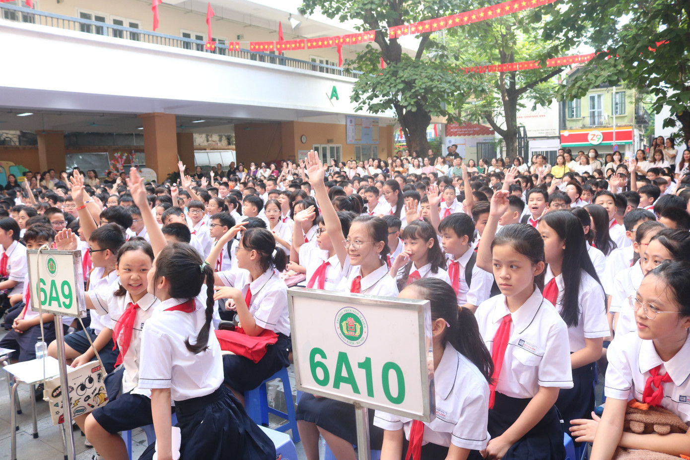 Ngoài ra, còn một câu hỏi phụ về địa chỉ của trường THCS Ngô Sĩ Liên cũng chẳng làm khó được tween. Ngoài ra, còn một câu hỏi phụ về địa chỉ của trường THCS Ngô Sĩ Liên cũng chẳng làm khó được tween.