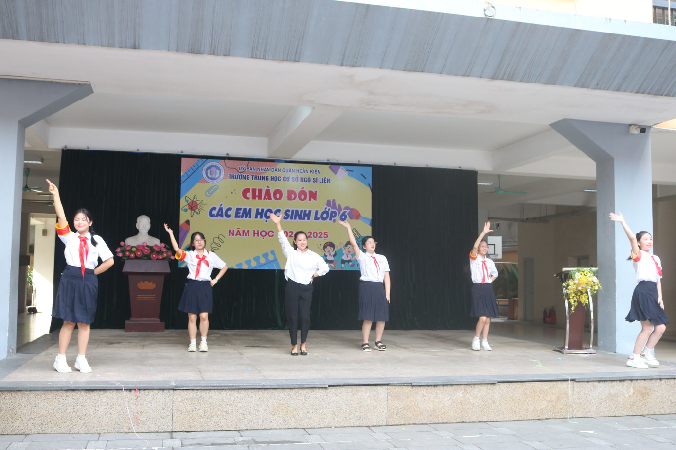 Ở câu hỏi cuối cùng của phần "đoán nhạc - nhận quà", một bạn nữ đã xung phong lên nhảy một đoạn ca khúc Ngáo Ngơ cùng với Ban chỉ huy Chi đội của trường. Ở câu hỏi cuối cùng của phần "đoán nhạc - nhận quà", một bạn nữ đã xung phong lên nhảy một đoạn ca khúc Ngáo Ngơ cùng với Ban chỉ huy Chi đội của trường.