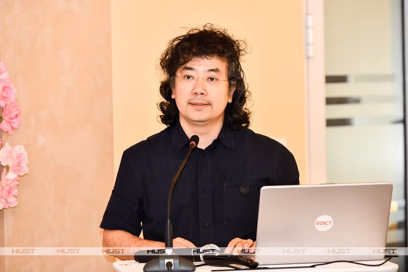 Theo "rì-viu" của sinh viên SoICT, PGS. Tạ Hải Tùng chính là thầy hiệu trưởng "quốc dân", vừa tâm lý, hài hước lại tâm huyết.