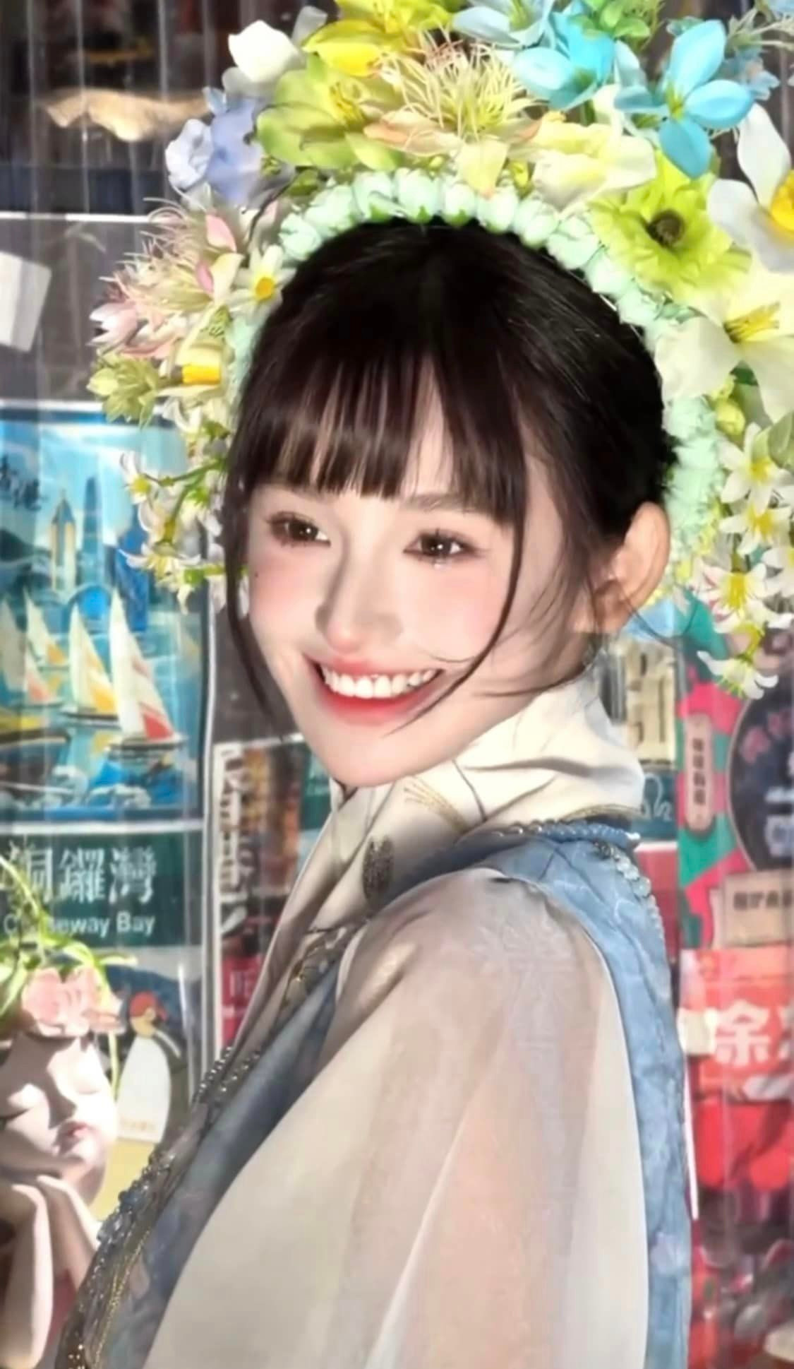 Một tạo hình cài hoa khác của Hēi Hēi Cǎo Méi nhưng loạt khoảnh khắc mặc sườn xám đỏ vẫn "gây mê" cộng đồng mạng nhất. Một tạo hình cài hoa khác của Hēi Hēi Cǎo Méi nhưng loạt khoảnh khắc mặc sườn xám đỏ vẫn "gây mê" cộng đồng mạng nhất.