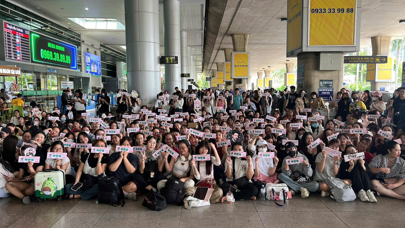 Đông nghịt người hâm mộ tới đón Chanyeol nhưng không xảy ra tình trạng chen lấn, xô đẩy. - Ảnh: Yeol Best - EXO ChanYeol's Vietnam Fanpage