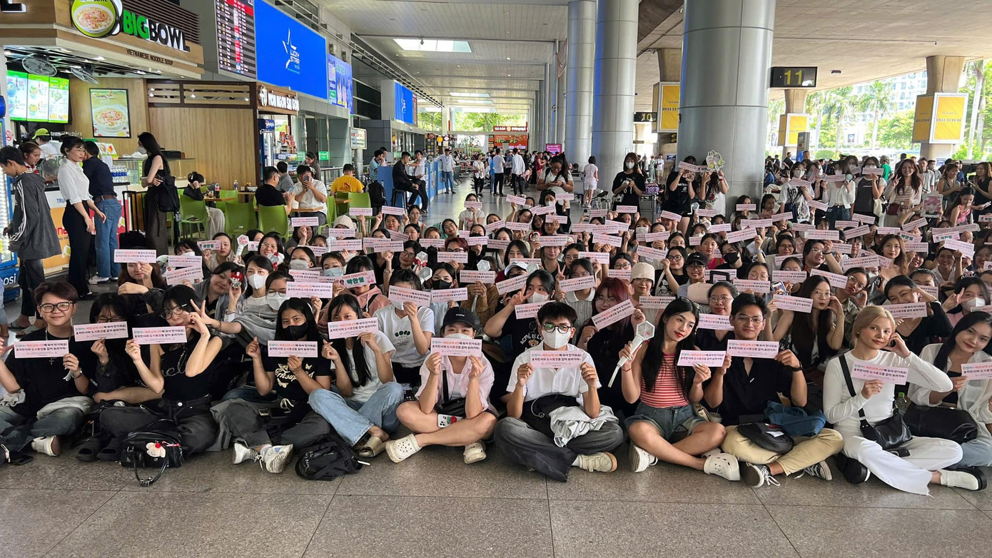 Đông nghịt người hâm mộ tới đón Chanyeol nhưng không xảy ra tình trạng chen lấn, xô đẩy. - Ảnh: Yeol Best - EXO ChanYeol's Vietnam Fanpage