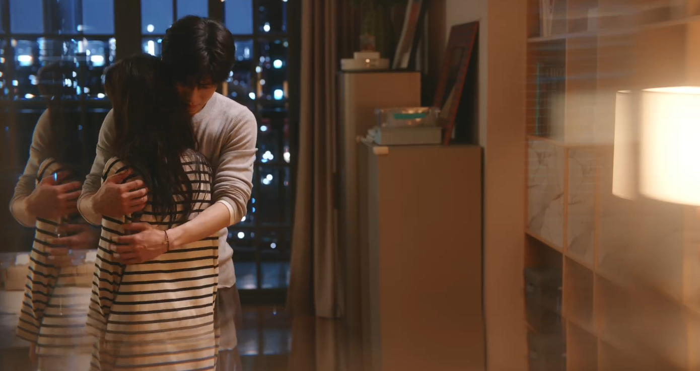 Sáng dậy, Tang Diên giấu chuyện cô khóc khi mộng du, nói dối rằng Dĩ Phàm mộng du, tới kéo chăn, vác anh về phòng cô. Sáng dậy, Tang Diên giấu chuyện cô khóc khi mộng du, nói dối rằng Dĩ Phàm mộng du, tới kéo chăn, vác anh về phòng cô.