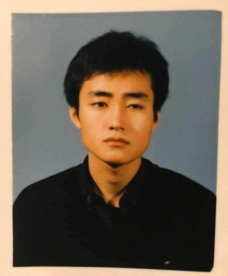 Bức ảnh thời niên thiếu của bố V được đăng tải trên tài khoản mạng xã hội của BTS từng gây "bão" trên Twitter. Bức ảnh thời niên thiếu của bố V được đăng tải trên tài khoản mạng xã hội của BTS từng gây "bão" trên Twitter.