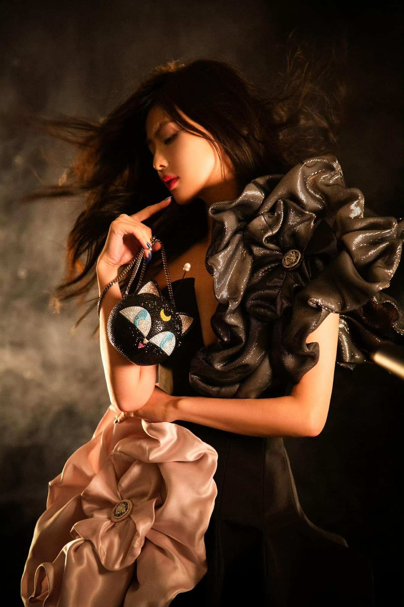 Ảnh hậu trường của cô cũng được khen.