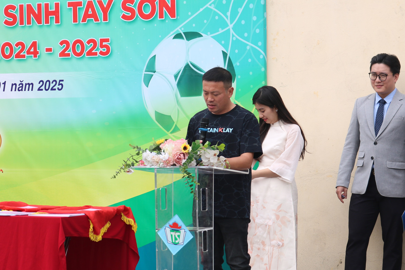 Thầy Nguyễn Xuân Kỳ - đại diện tổ trọng tài dành lời khen ngợi cho các bạn học sinh về tinh thần thi đấu công bằng, nhiệt huyết tại mùa giải.