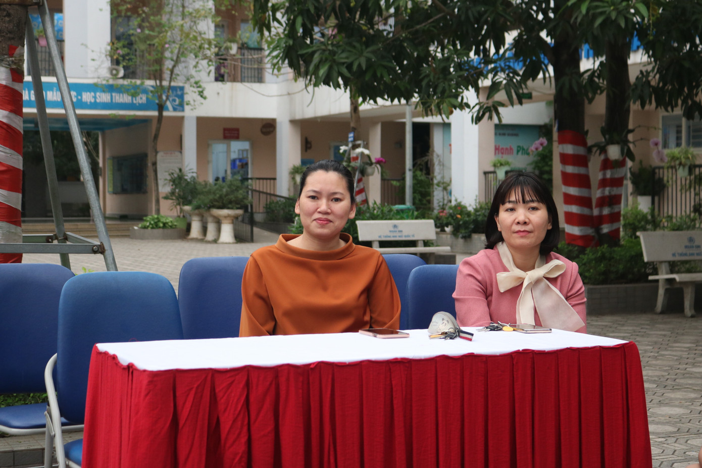 Cô Hiệu trưởng Nguyễn Thị Ngân Bình (bên trái) và cô Phó Hiệu trưởng Trần Thị Vị (bên phải) cũng có mặt tại cuộc thi để cùng theo dõi và cỗ vũ các thí sinh. Cô Hiệu trưởng Nguyễn Thị Ngân Bình (bên trái) và cô Phó Hiệu trưởng Trần Thị Vị (bên phải) cũng có mặt tại cuộc thi để cùng theo dõi và cỗ vũ các thí sinh.