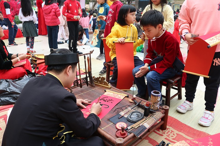 Tween được xem và xin chữ ông đồ tại hội chợ.