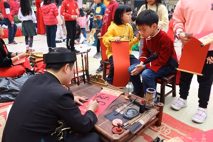 Tween được xem và xin chữ ông đồ tại hội chợ.