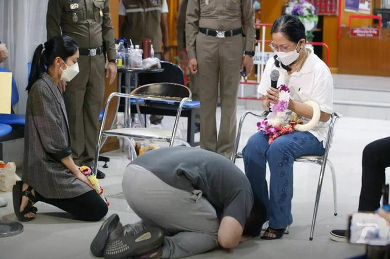 Trước đó, vào tối ngày 1/3, cả Hiso Por, Robert và quản lý Kratik (Gatick) đã đến sở cảnh sát quỳ gối, xin sự tha thứ từ mẹ của Tangmo. Bà cho biết bản thân chỉ chấp nhận tha thứ cho Por và Robert nhưng nữ quản lý thì không.