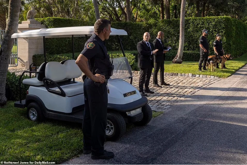 An ninh nghiêm ngặt bên ngoài dinh thự.