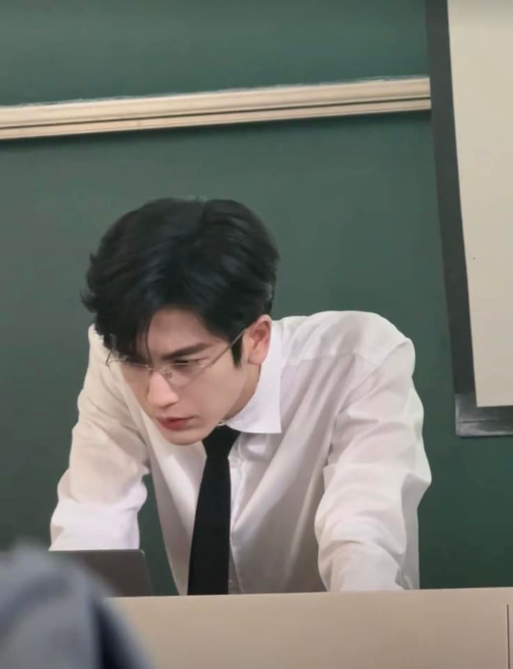 Năm ngoái, khi Yêu Em vẫn đang quay, Trương Lăng Hách cũng viral với một đoạn video được sinh viên (từ trường Đại học mà đoàn phim mượn ghi hình) quay lại ở cảnh lên giảng đường.