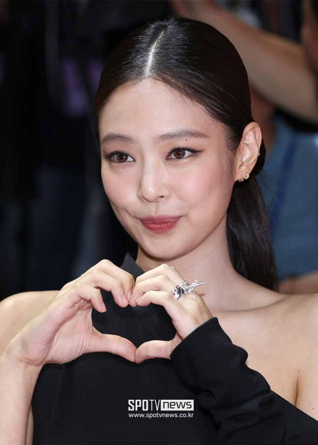 Các cô gái được cư dân mạng khen ngợi xinh đẹp, sang trọng, kiều diễm. Các cô gái được cư dân mạng khen ngợi xinh đẹp, sang trọng, kiều diễm.