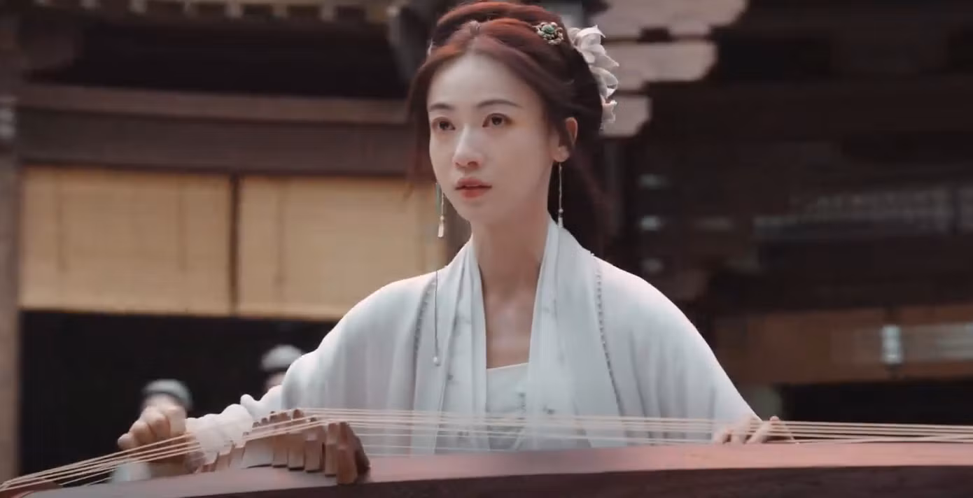 A Ly đàn tới tay chảy máu, nước mắt không ngừng rơi, hướng về người chồng cô từng yêu - lại chính là kẻ chôn sống cô, người cô căm hận nhất. Không chỉ để chiến thắng, khúc đàn của A Ly chính là lời "tuyên chiến" mà cô dành cho Thẩm lang.