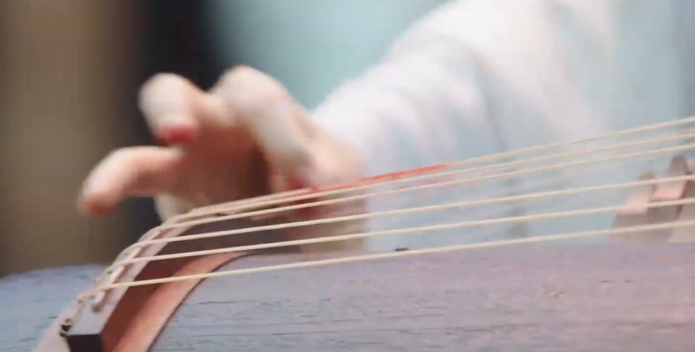 A Ly đàn tới tay chảy máu, nước mắt không ngừng rơi, hướng về người chồng cô từng yêu - lại chính là kẻ chôn sống cô, người cô căm hận nhất. Không chỉ để chiến thắng, khúc đàn của A Ly chính là lời "tuyên chiến" mà cô dành cho Thẩm lang. A Ly đàn tới tay chảy máu, nước mắt không ngừng rơi, hướng về người chồng cô từng yêu - lại chính là kẻ chôn sống cô, người cô căm hận nhất. Không chỉ để chiến thắng, khúc đàn của A Ly chính là lời "tuyên chiến" mà cô dành cho Thẩm lang.