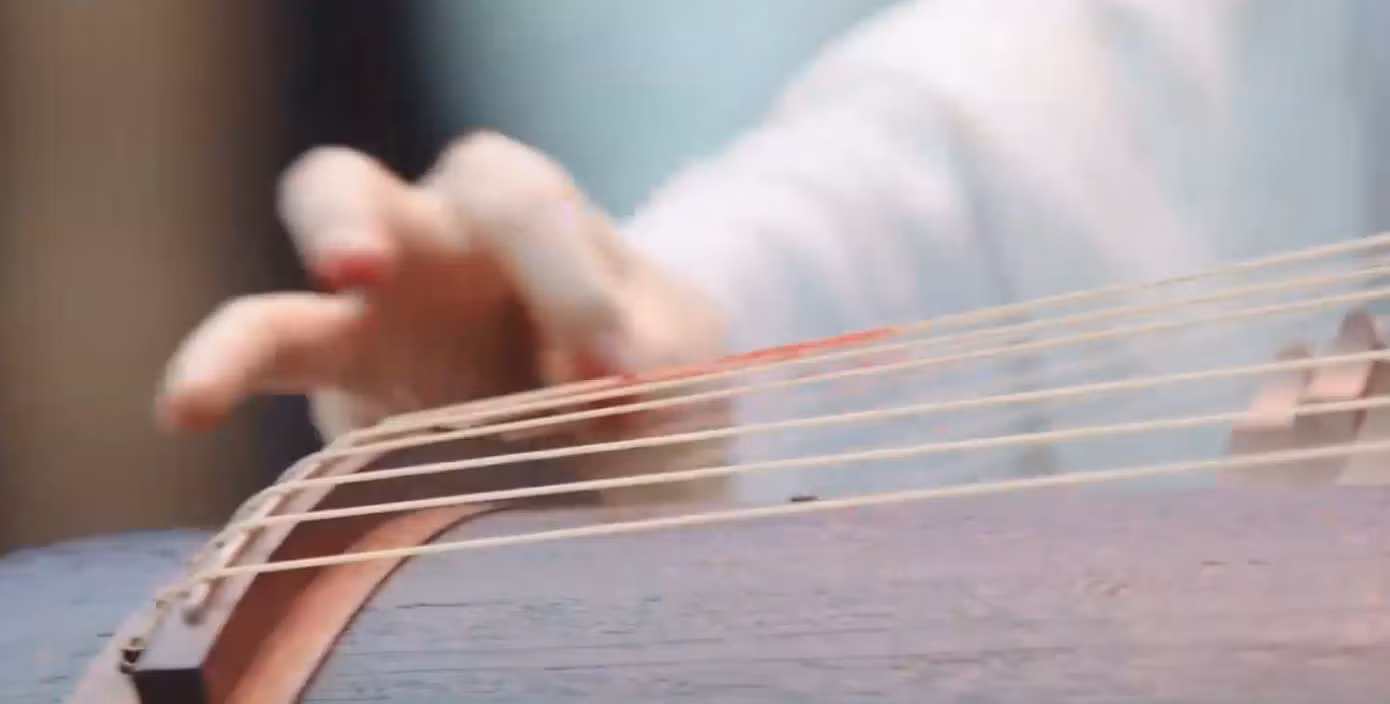 A Ly đàn tới tay chảy máu, nước mắt không ngừng rơi, hướng về người chồng cô từng yêu - lại chính là kẻ chôn sống cô, người cô căm hận nhất. Không chỉ để chiến thắng, khúc đàn của A Ly chính là lời "tuyên chiến" mà cô dành cho Thẩm lang.
