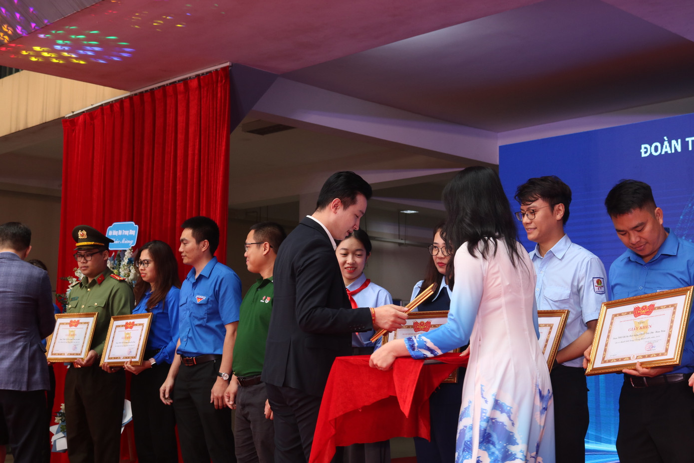 Đại diện tập thể Đoàn tiêu biểu nhận được giấy khen vì thành tích cao trong đợt thi đua cao điểm.