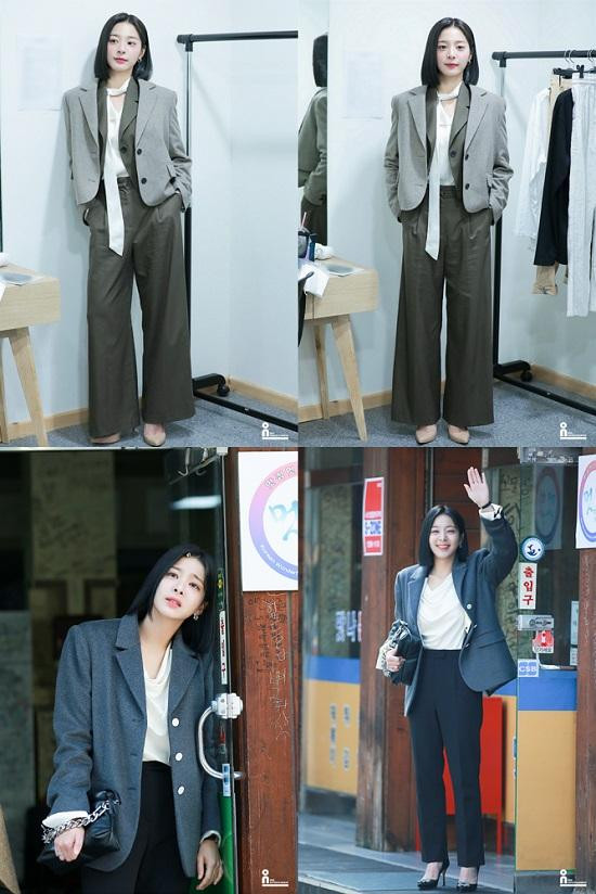 Phong cách thanh lịch, chuẩn con gái nhà tài phiệt của Seol In Ah trong vai Young Seo. Phong cách thanh lịch, chuẩn con gái nhà tài phiệt của Seol In Ah trong vai Young Seo.