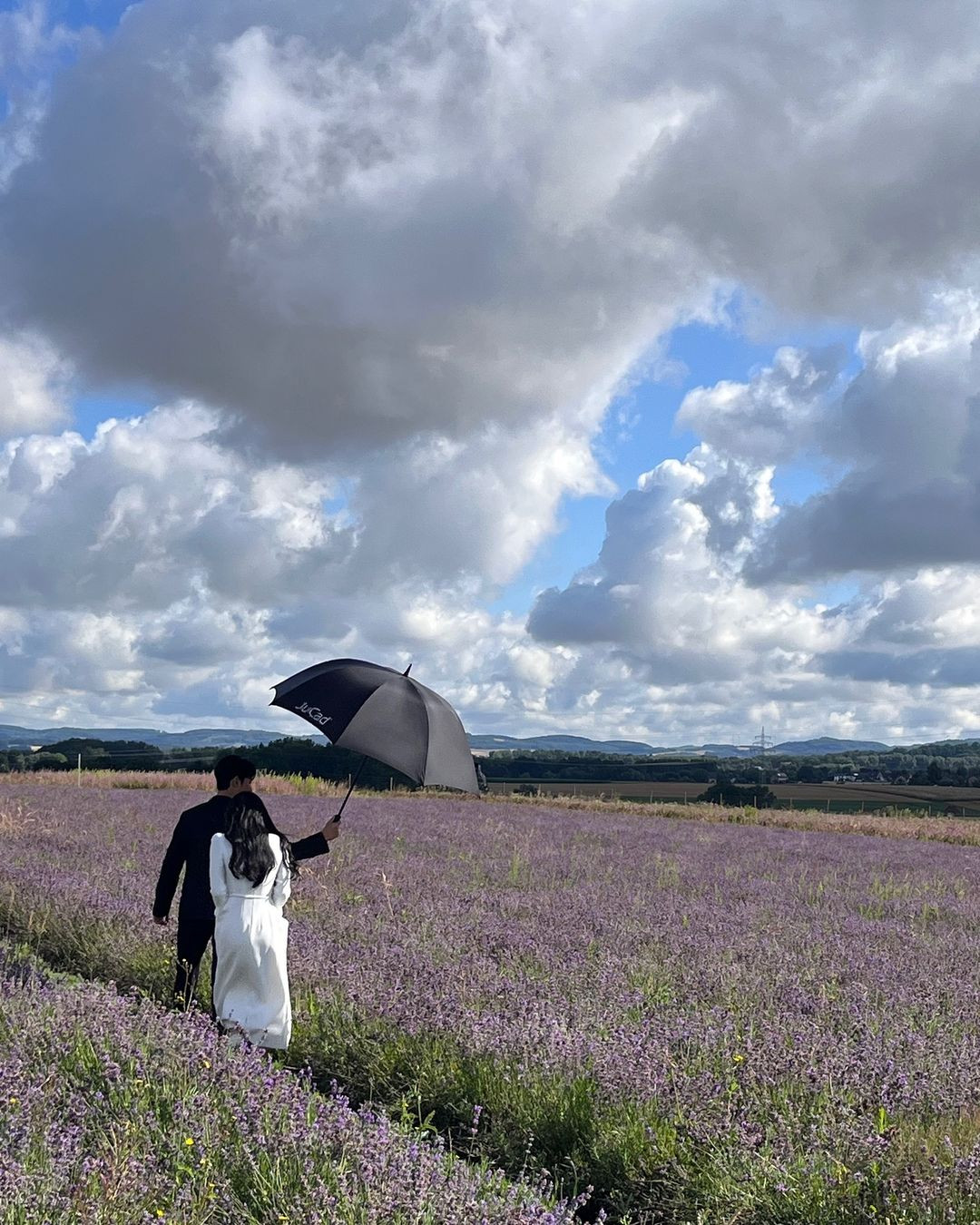 Mỗi bức ảnh hậu trường chụp cùng Kim Ji Won được Kim Soo Hyun đăng tải đều thu về tương tác cao vượt trội. Mỗi bức ảnh hậu trường chụp cùng Kim Ji Won được Kim Soo Hyun đăng tải đều thu về tương tác cao vượt trội.