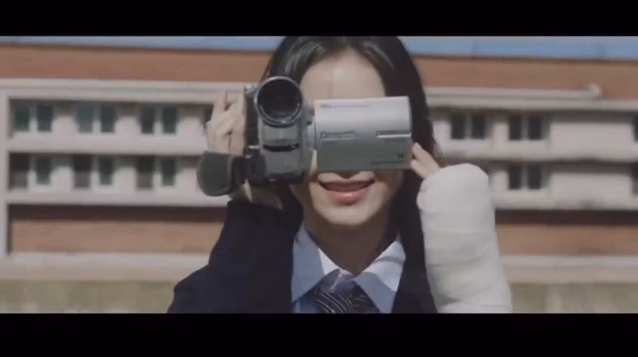 Park Ji Hoo không lộ mặt trong suốt 2 MV, chỉ khi nhìn thấy tên cô trong credit diễn viên cuối MV Ditto (Side B), người xem mới có thể chắc chắn mỹ nhân là nữ chính.
