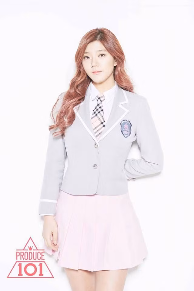 Kim Joo Na được biết đến rộng khắp khi tham gia chương trình sống còn Produce 101 mùa đầu tiên. Cô bị loại ở hạng 34, không thể tiến vào Chung kết.
